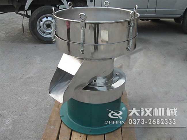 涂料振動篩由：框體，振動斗，出料口，振動電機底座等部件組成
